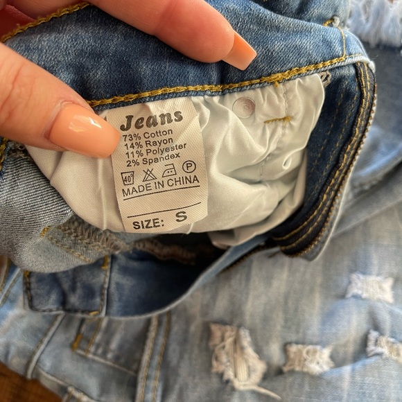 Light wash fringe jean shorts - Picture 5 of 8